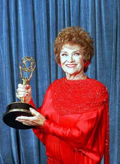 Estelle Getty recoge un Emmy en 1988.