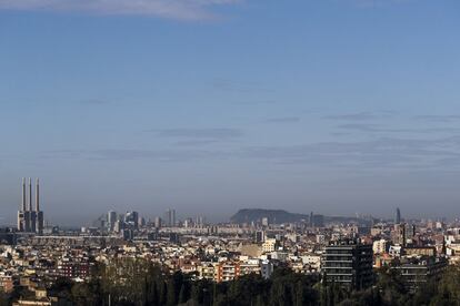 Barcelona, amb la muntanya de Montjuïc al fons. 