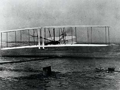 Orville Wright tomó esta imagen del <i>Kitty Hawk</i> en su primer vuelo, el 17 de diciembre de 1903.