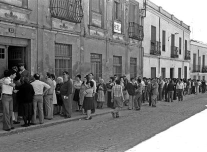 El 15 de junio de 1977, esta escena se repiitó en muchos colegios electorales: largas colas para ejercer el voto