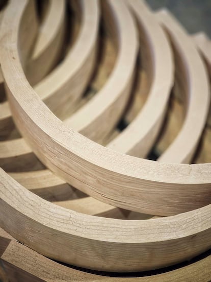 Piezas de madera trabajada con la técnica noruega de bending.