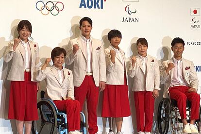 Los anfitriones han apostado por los colores de su bandera nacional para desfilar en la Ceremonia de Inauguración que tendrá lugar el próximo 23 de julio. El look, firmado por la marca Aoki, rinde homenaje al diseño lucido por los deportistas en los últimos Juegos celebrados en la ciudad, allá por 1964, y será la primera vez que tanto atletas olímpicos como paralímpicos vistan la misma equipación.