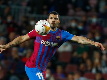 Aguero controla el balón durante el Barça-Valencia.