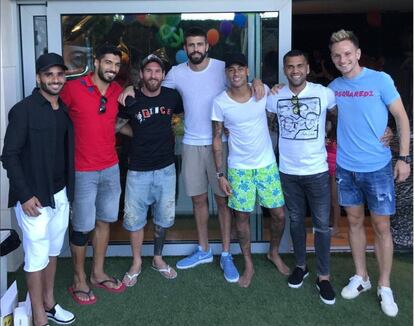 Los jugadores del Barcelona con Neymar (y Alves) este martes.