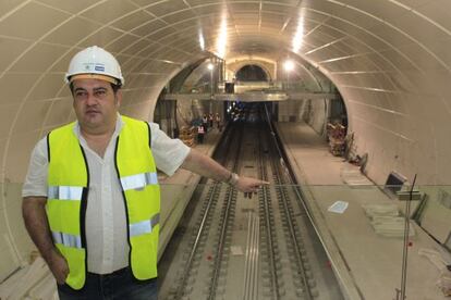 Ernesto Gasco, exviceconsejero de Transportes, en una visita las obras de la estación de Euskotren en Intxaurrondo.