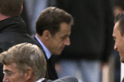 El presidente de Francia, Nicolas Sarkozy, llega a la clínica de La Muette, donde su esposa, Carla Bruni, tendrá a su primer hijo en común.