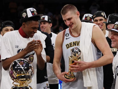 Nikola Jokic celebra el campeonato del Oeste tras vencer a los Lakers en cuatro partidos.