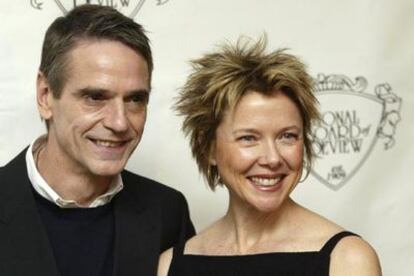 Jeremy Irons acompaña a Annette Bening, ganadora del premio a la mejor actriz.