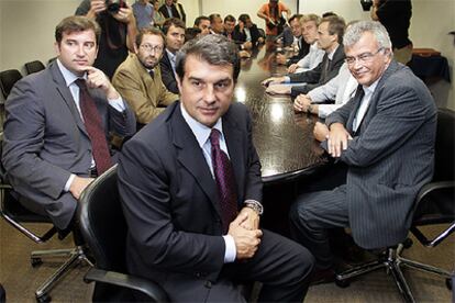 La junta dimisionaria del Barcelona, durante su reunión de ayer.