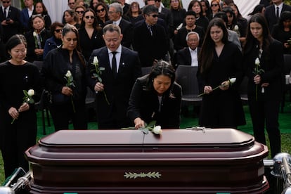 Keiko Fujimori coloca una flor sobre el ataúd de su padre, el expresidente Alberto Fujimori, en Lima, Perú, el 14 de septiembre de 2024.