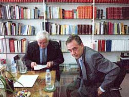 José Ramón García Antón y Fernando Nasarre, ayer, en la Consejería de Obras Públicas.