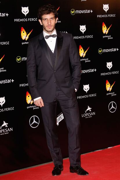 Quim Gutiérrez, nominado a Mejor Actor de Reparto (al final Mario Casas se hizo con el premio), eligió un elegante esmoquin combinado con pajarita.