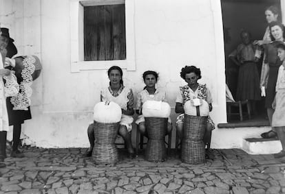 Jóvenes de Azinhal, una aldea del Algarve, retratadas para As Mulheres do Meu Pais (1948-1950) por Maria Lamas. 