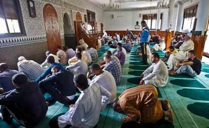 Rezo del viernes en la mezquita del Azahar, una de las 14 del Príncipe. En su día, alguna mezquita del barrio fue un punto de captación yihadista. Hoy, según el religioso Laarbi Maateis, todas están controladas.
