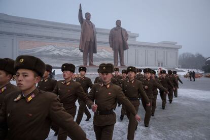 Los soldados del ejército norcoreano se retiran tras inclinarse ante las estatuas de los líderes norcoreanos. 