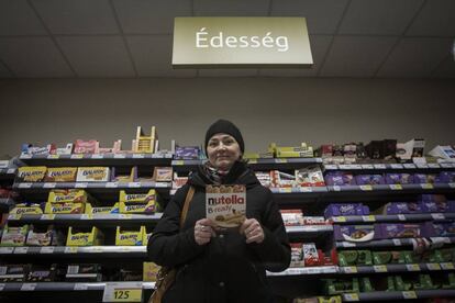 Katalin Horvath en un supermercado de Sopron, junto a la frontera con Austria.