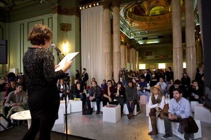 La poeta Estel Sol&eacute;, durante una lectura en el Festival E&ntilde;e.