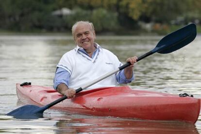 Mart Mingarro, presidente de la Unin Iberoamericana de Abogados, remando en piragua el mircoles en Madrid.