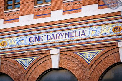 Mosaicos con el nombre del antiguo cine Darymelia, hoy teatro, inaugurado en 1927 en la calle Colón de Jaén.
