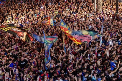 Aficionats del Llevant celebren l'ascens davant de l'Ajuntament de València.