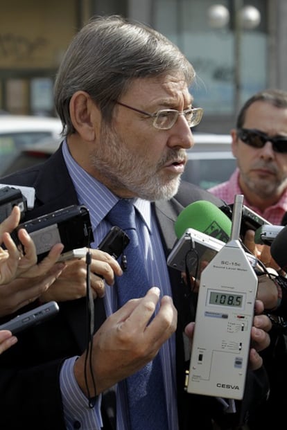 Jaime Lissavetzky mide el ruido al lado del Gran Vía.