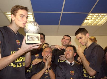 El ala-pivot del F.C. Barcelona, Pau Gasol, besa el trofeo tras conseguir con su equipo el título de campeón de la Liga ACB, después de vencer al Real Madrid en el tercer partido del Play Off por 84-96 disputado en el Pabellón Raimundo Saporta (Madrid), en junio de 2001.