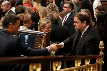 El presidente del Gobierno en funciones, Pedro Sánchez (a la izquierda), saluda al Oriol Junqueras, antes del inicio de la sesión constitutiva de las nuevas Cortes Generales, ante la mirada de Ana Oramas, de Coalición Canaria.