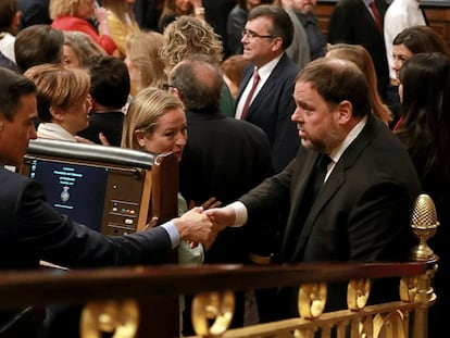 Sánchez y Junqueras se saludan en el Congreso, en 2019.