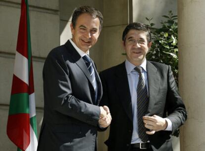 El presidente Rodríguez Zapatero saluda al <b><i>lehendakari </b></i>Patxi López a su llegada al palacio de la Moncloa.