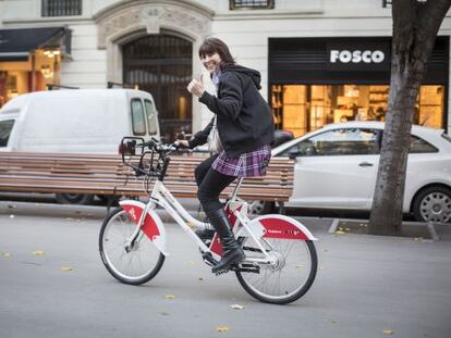 Una usuària amb una de les bicicletes elèctriques del Bicing.