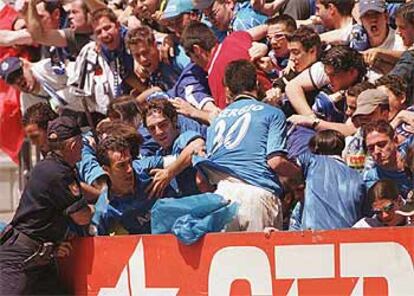 Avalancha de hinchas fanáticos del Oviedo, ayer en el Carlos Tartiere, durente el <i>derby</i><b> asturiano.</b>