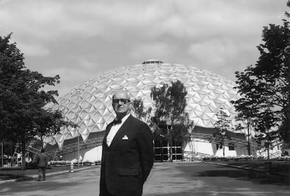 Richard Buckminster Fuller posa junto a la cúpula geodésica de aluminio anodizado dorado de 19,65 metros de altura que se construyó para la American National Exhibition en Moscú.