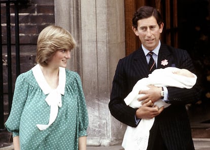 Los entonces príncipes de Gales, Diana y Carlos, con su hijo, Guillermo, a la salida del hospital de St. Mary de Londres, el 22 de junio de 1982.