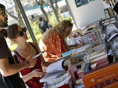 Visitantes en una de las casetas de la Fira del Llibre de Valencia.