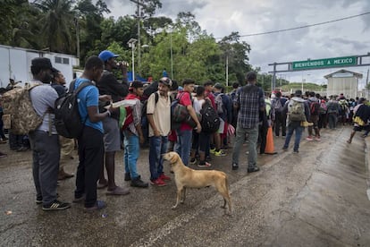 Migrantes esperan en la frontera de El Ceibo.
