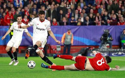 El centrocampista español del Bayern de Múnich Javi Martínez (d), pelea un balón con el centrocampista argentino del Sevilla Franco Vázquez durante el partido de ida de cuartos de final de Liga de Campeones que se disputa en el Sánchez Pizjuán.