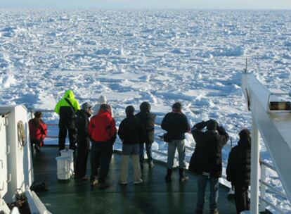 El 'Jan Mayen' atraviesa los bloques de hielo.