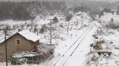 Aspecto que presentaba ayer la vía férrea Sagunto-Teruel a su paso por el puerto de El Ragudo.