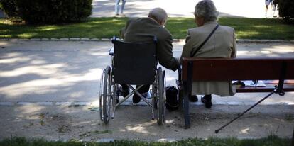 Dos ancianos en el parque madrile&ntilde;o del Retiro. 