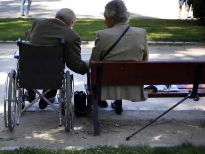 Dos ancianos en el parque madrileño del Retiro.