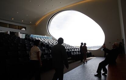 Visitantes toman fotografías en el auditorio.