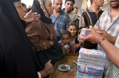 Iraquíes, cambiando dinero en el centro de Bagdad el pasado domingo.