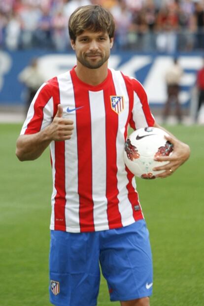 Diego posa con la camiseta rojiblanca durante su presentación como nuevo jugador del Atlético.