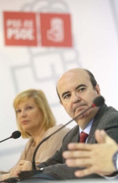 Gaspar Zarrías, responsable de Política Municipal del PSOE, junto a Suisana Corcuera, en San Sebastián.