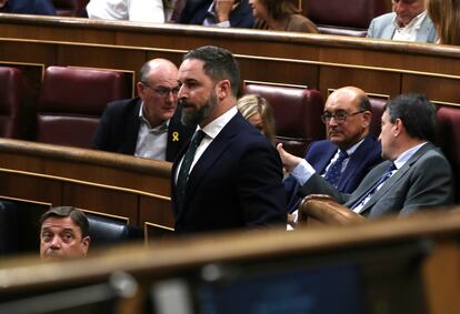 El líder de Vox, Santiago Abascal, se dirige a la tribuna de oradores durante la tercera jornada (segunda de votación) del debate de investidura.