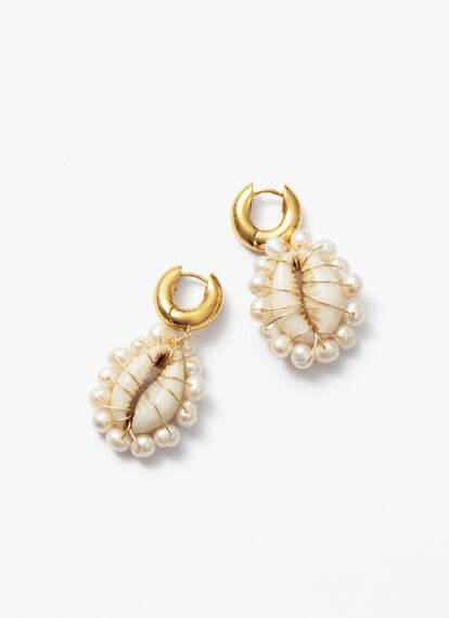 La colaboración entre Maje y la firma joyera Éliou ha dado origen a fantasías como estos pendientes, con conchas y perlas. Sin duda, una de las creaciones más buscadas de su colección conjunta ‘Tropical Purple’. 155 €