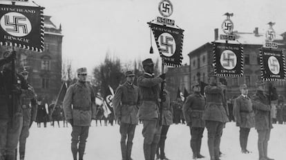 Desfile de las SA en Munich celebrando el aniversario del Partido Nazi.