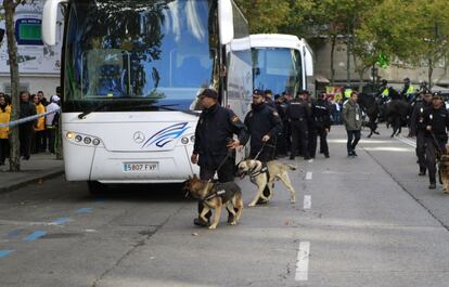Efectius policials patrullen prop del Santiago Bernabéu abans del partit de Lliga d'avui.