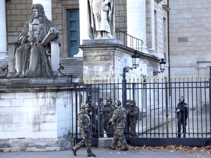 Un grupo de soldados custodia el edificio de la Asamblea Nacional en París (Francia).
