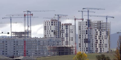 En la imagen, varios edificios de viviendas en construcción. EFE/Archivo